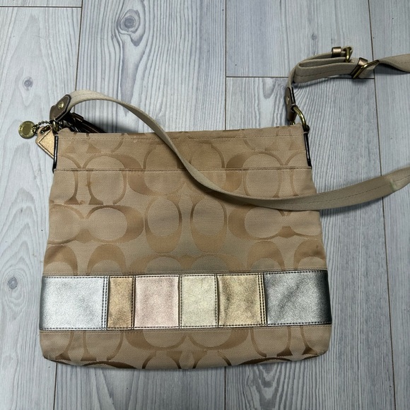 Large Vintage Coach Crossbody - Picture 2 of 3